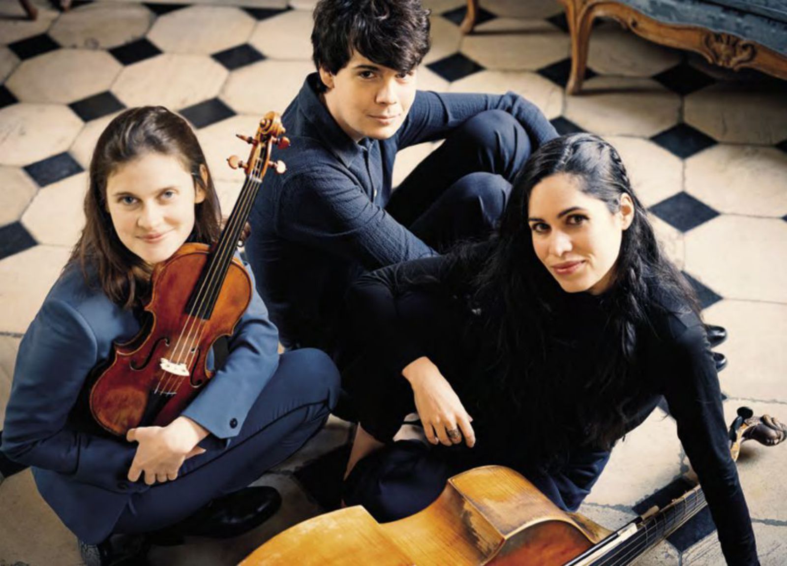 Sophie de Bardonnèche (izquierda) junto a Justin Taylor y Lucile Boulanger.