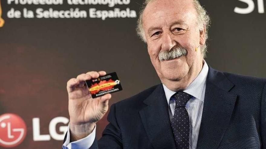 Del Bosque muestra el carné en el acto de presentación.