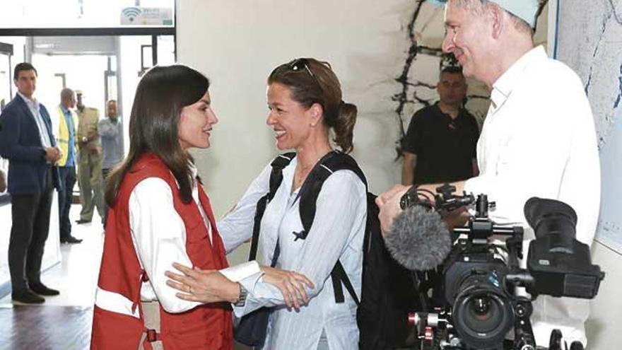La reina Letizia junto a la directora del documental para la television alemana Julia Melchior.
