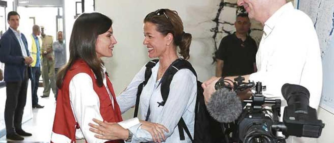 La reina Letizia junto a la directora del documental para la television alemana Julia Melchior.