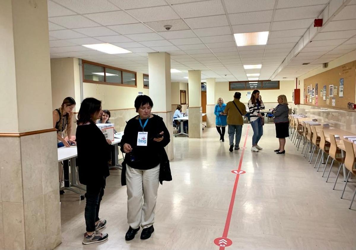 Colegio electoral en la Facultad de Derecho de Santiago