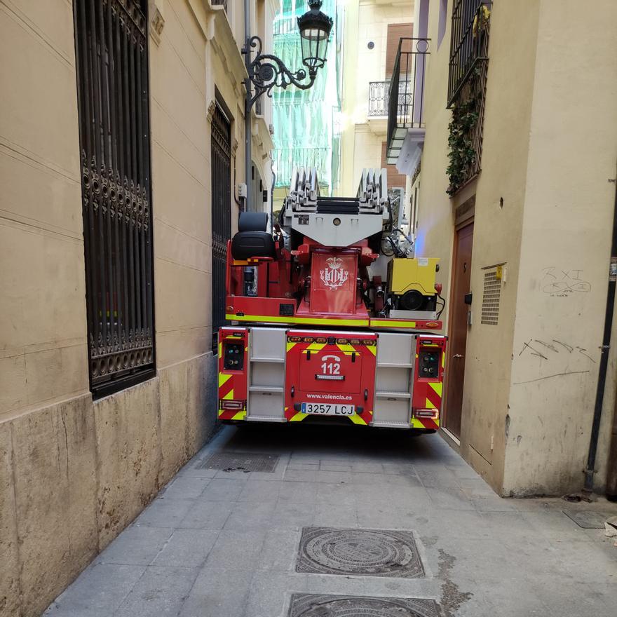 El vehículo transita marcha atrás. A la derecha, el se aprecia la finca que hace aún más estrecha la calle en su entrada.