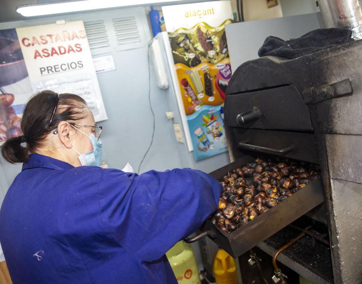 Marga, castañera del paseo de los Álamos, en plena tarea.