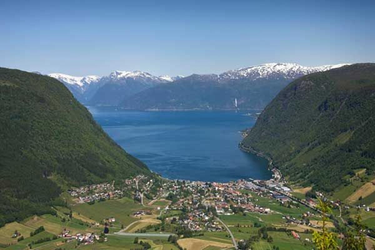 Pequeña localidad de Vik en el fiordo de Sognefjorden en Noruega.