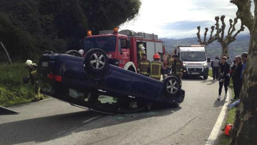 Herida leve una conductora al volcar su automóvil en la avenida  de los Monumentos