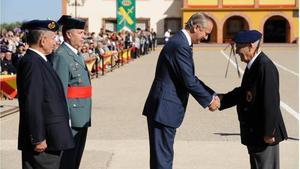 El teniente general Vázquez Jarava, de uniforme con el entonces director de la Guardia Civil, Arsenio Fernández de Mesa, en una celebración de veteranos el 24 de octubre de 2014.