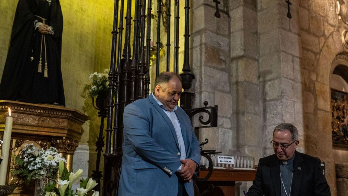 El presidente de la Cofradía de Jesús Nazareo junto al obispo de Zamora en la firma. | Emilio Fraile