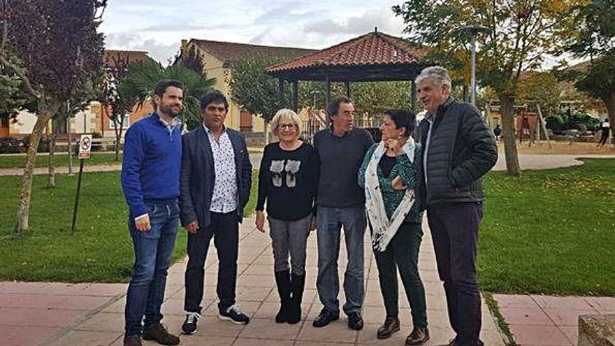 Los candidatos del PSOE en su visita a El Perdigón.