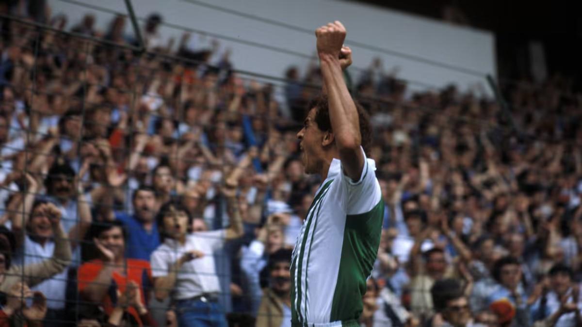 Rabah Madjer, celebrando su gol a Alemania Occidental en Gijón durante el Mundial de España en 1982