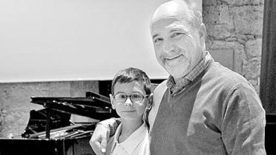 Arriba, a la izquierda, Joaquín Pixán, con su nieto, Álvaro, de 10 años. En la foto superior, el pianista Mario Bernardo, y, sobre estas líneas, el guitarrista Pablo Menéndez. A la izquierda, la profesora de Musicología María  Sanhuesa.| nansi loredo