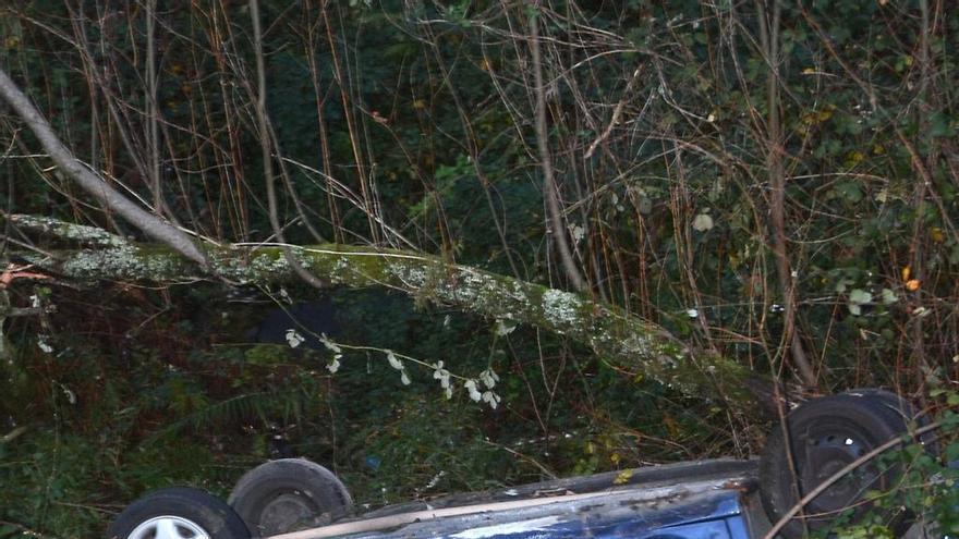 Rescatado un conductor que cayó por un desnivel de más de 10 metros en Ponte Caldelas