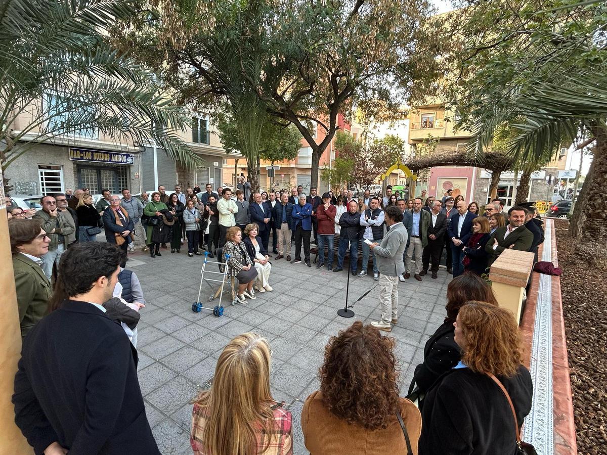 Un centenar de personas ha asistido al acto en recuerdo de Pedro Miralles
