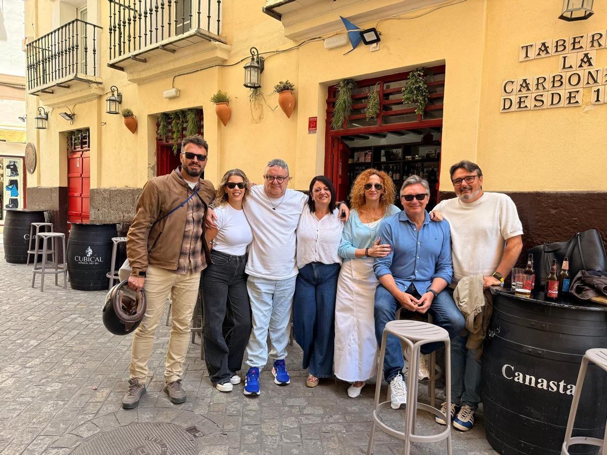 El candidato de VOX, Manuel Gavira, pasa tiempo con su familia en Cádiz durante la jornada de reflexión.