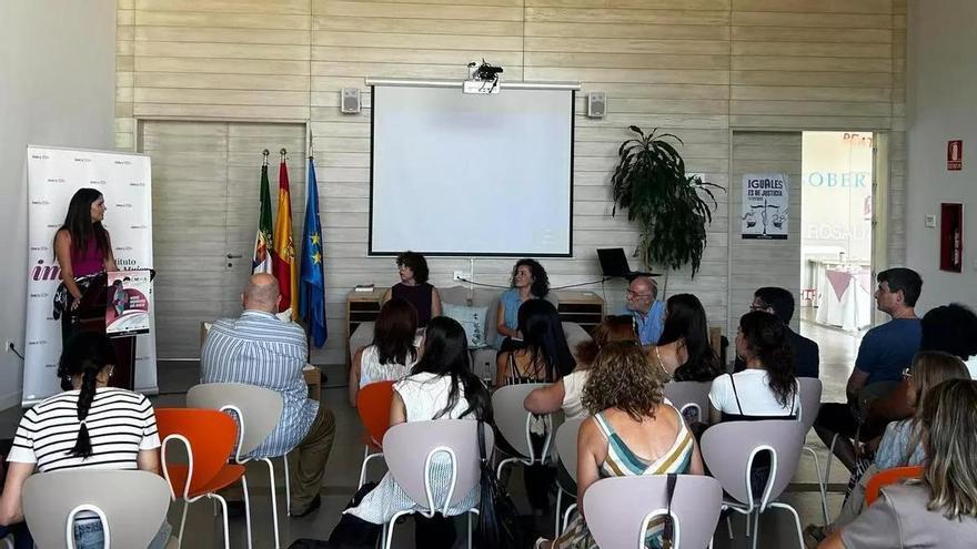 Vídeo | Un proyecto del IMEX ayudará a buscar empleo a 180 mujeres migrantes en Extremadura