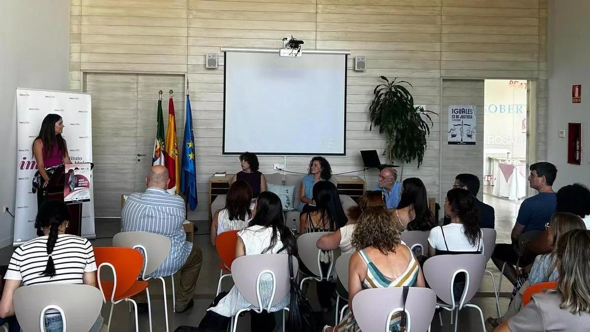 Vídeo | Un proyecto del IMEX ayudará a buscar empleo a 180 mujeres migrantes en Extremadura