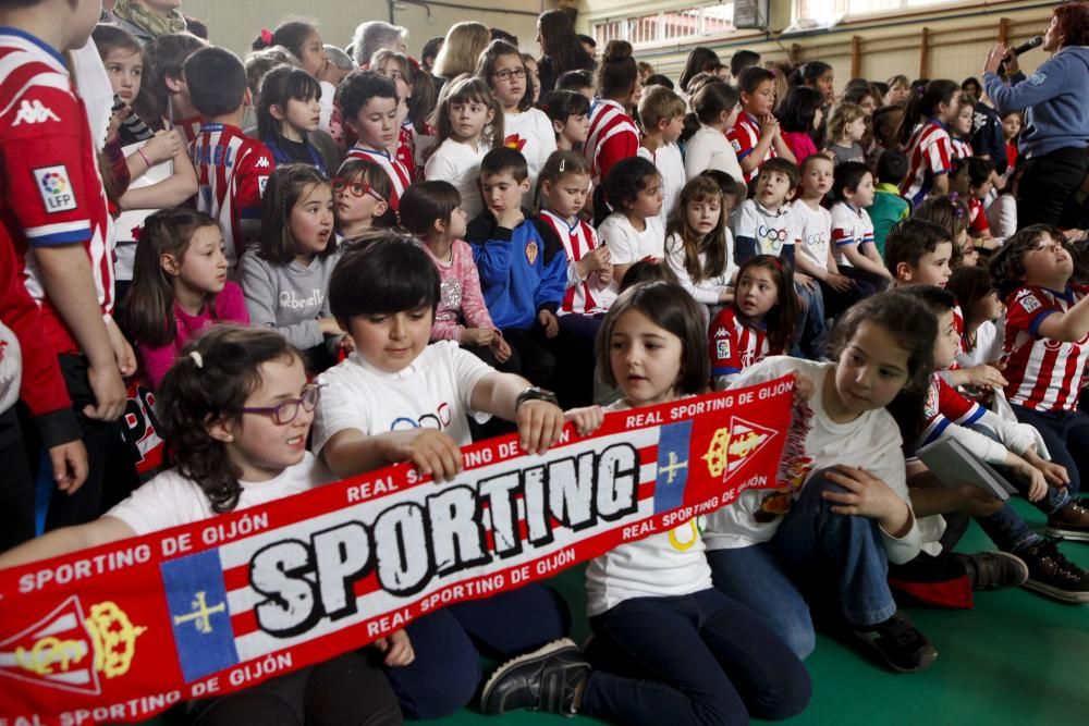 Visita de jugadores del Sporting al Colegio Miguel de Cervantes