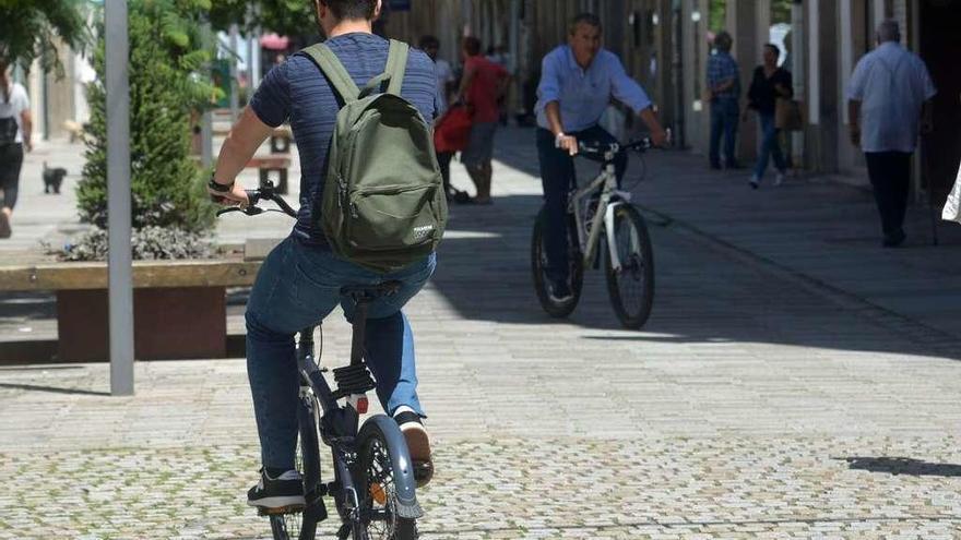 Ciclistas en una calle peatonal de Vilagarcía. // Noé Parga