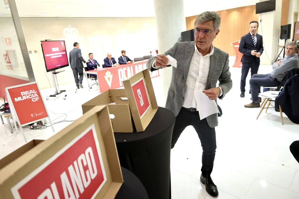 Higinio Pérez, abogado del Real Murcia, vota en una Junta de Accionistas.