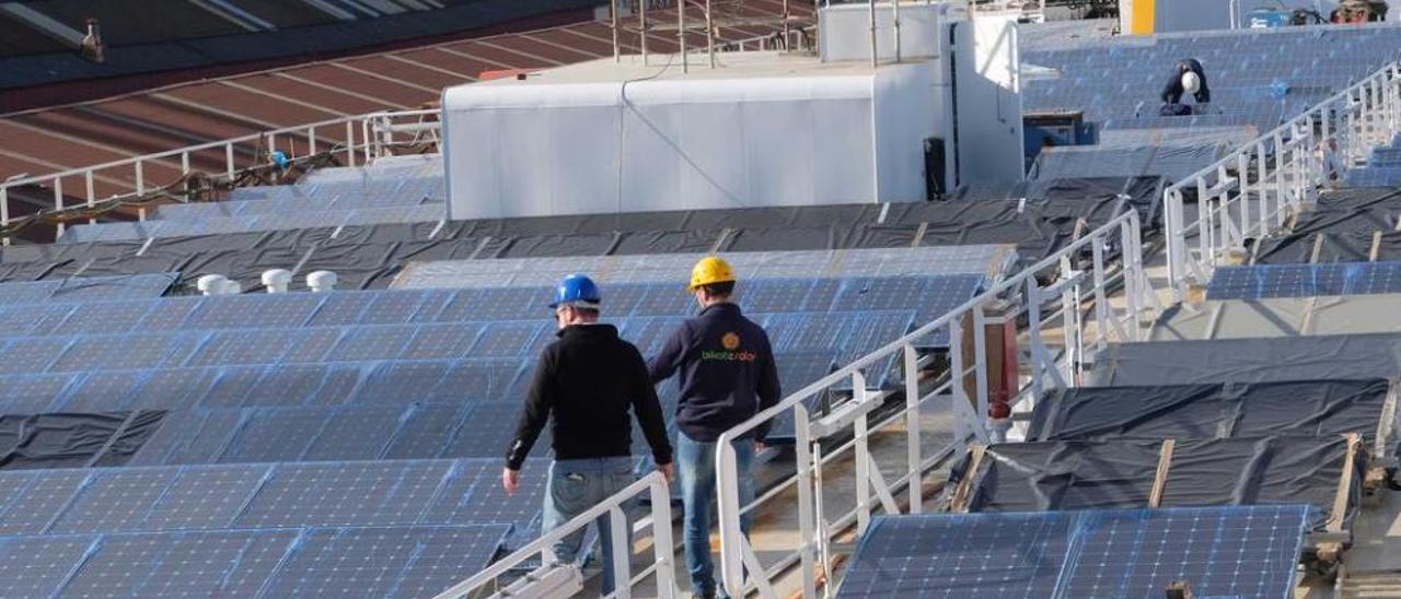 Paneles fotovoltaicos sobre la cubierta del buque.