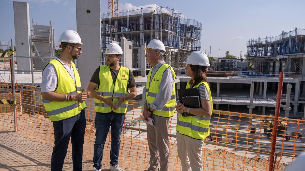 El alcalde de Tarragona, Rubén Viñuales (PSC), durante la visita de obras de este jueves a Les Oliveres.