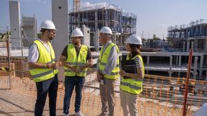 El alcalde de Tarragona, Rubén Viñuales (PSC), durante la visita de obras de este jueves a Les Oliveres.