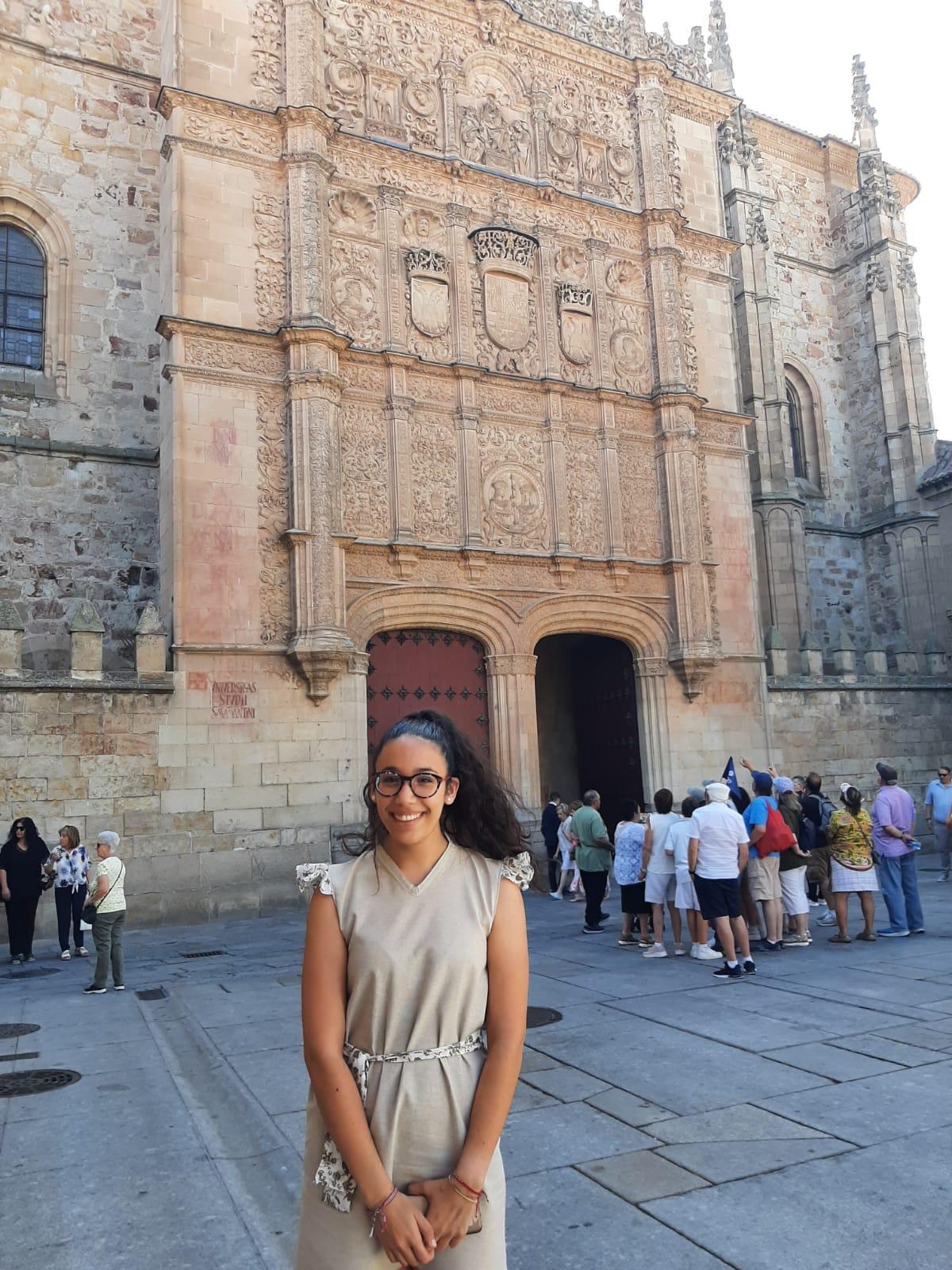 Verónica Fernández Zamora delante de la fachada del Paraninfo de la Universidad de Salamanca.