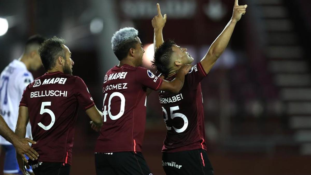 Los jugadores de Lanús celebran un gol ante Vélez.