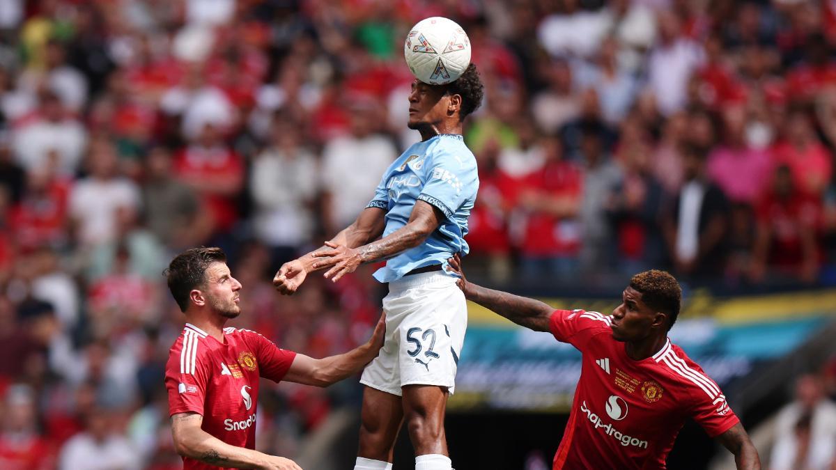 Oscar Bobb, durante el duelo ante el Manchester United en la Community Shield