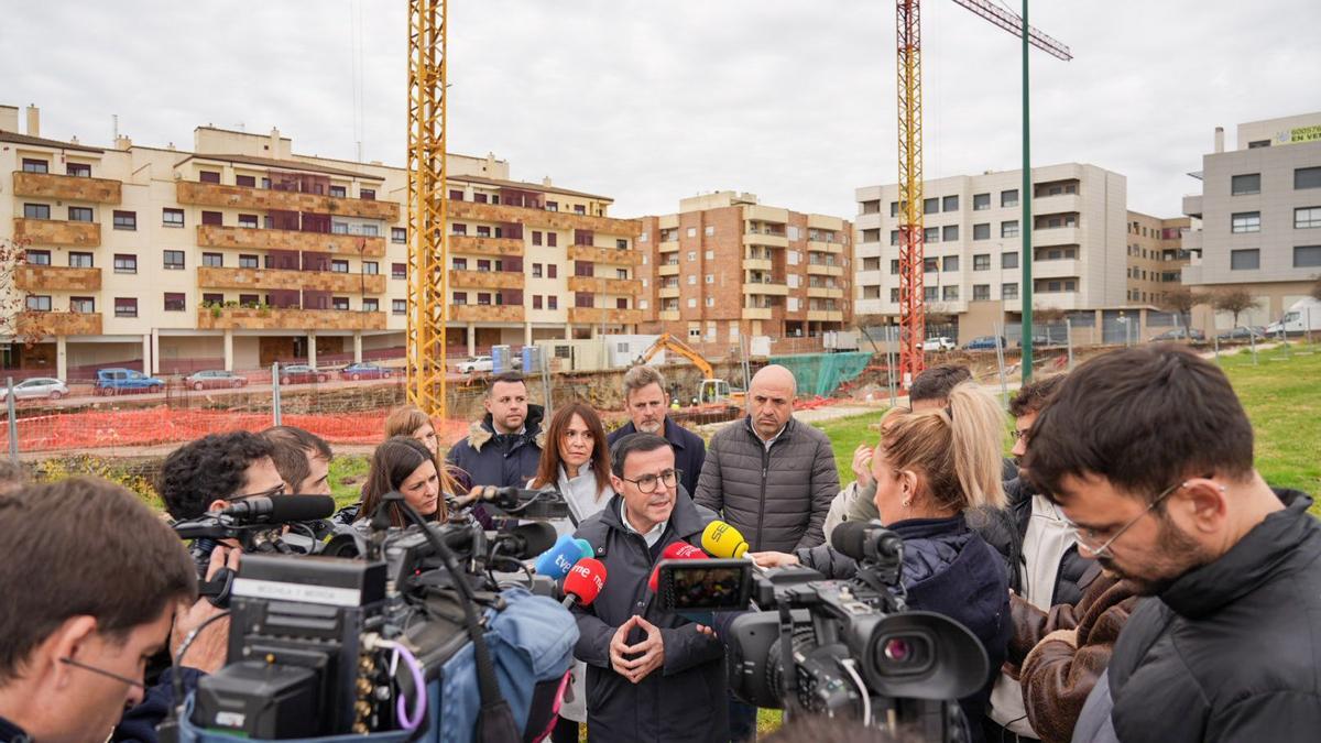 Gallardo durante su visita, esta mañana, a Casa Plata en Cáceres.