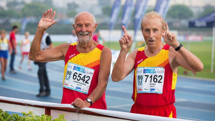 Josep Sitja (a la izquierda) e Ignacio Martínez al terminar su final de 400 metros en la pista del polideportivo de la Universidad de Málaga.