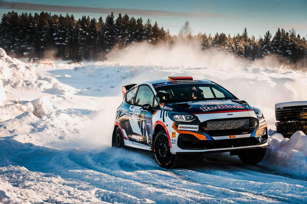 El pilot d'Olost conduint el Ford Fiesta amb el qual debuta al Mundial