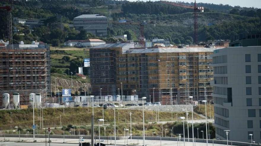 Panorámica de edificios construidos y en obras en el parque ofimático.