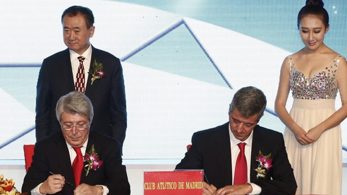 La firma del acuerdo de venta entre Wang Jianlin, Enrique Cerezo y Miguel Ángel Gil.