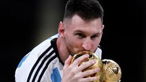 El capitán de argentina Lionel Messi besa la Copa del Mundo, tras vencer el Mundial en Catar.