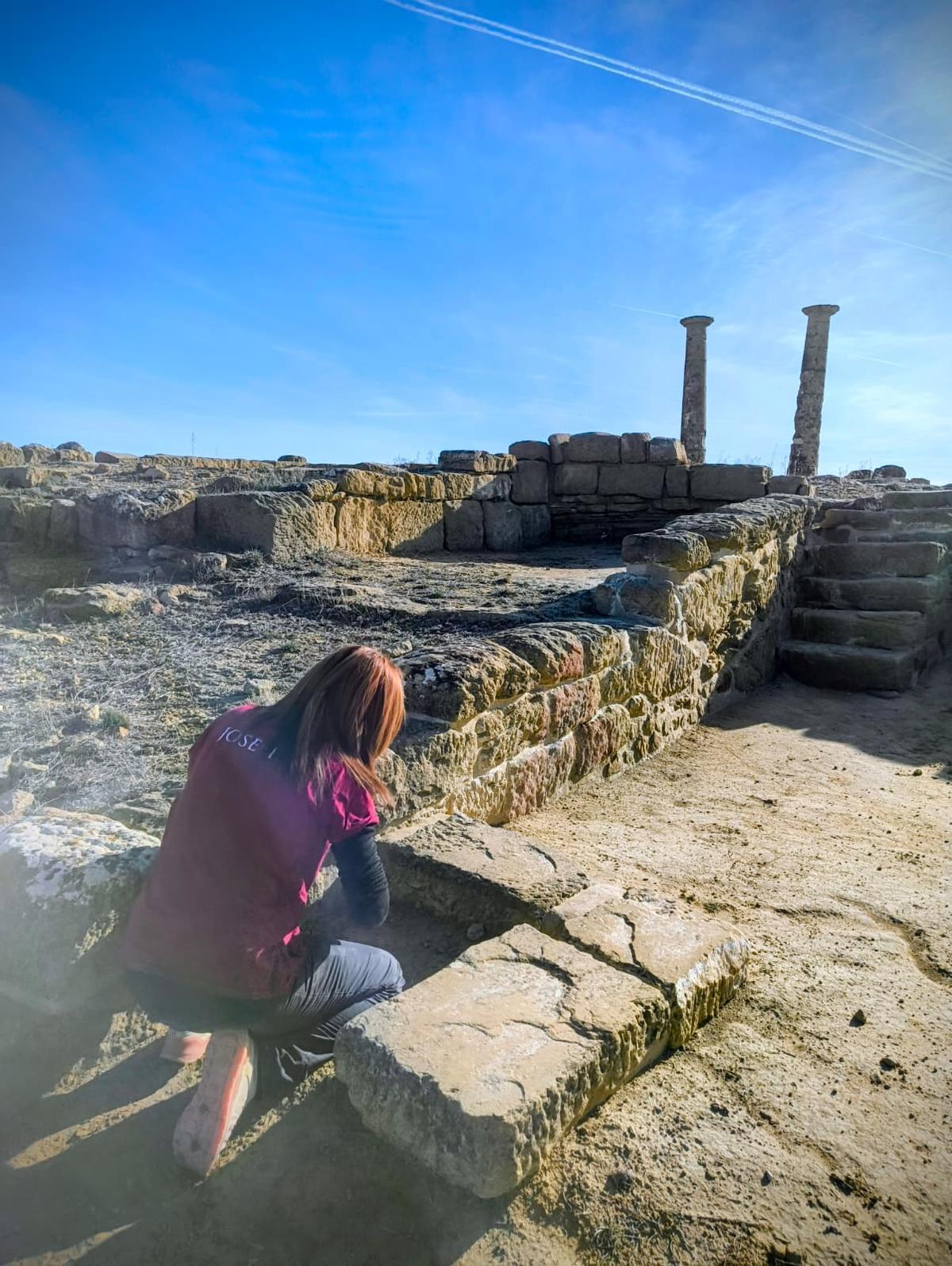 Una restauradora trabaja hace unas semanas en el barrio septentrional de la ciudad romana.