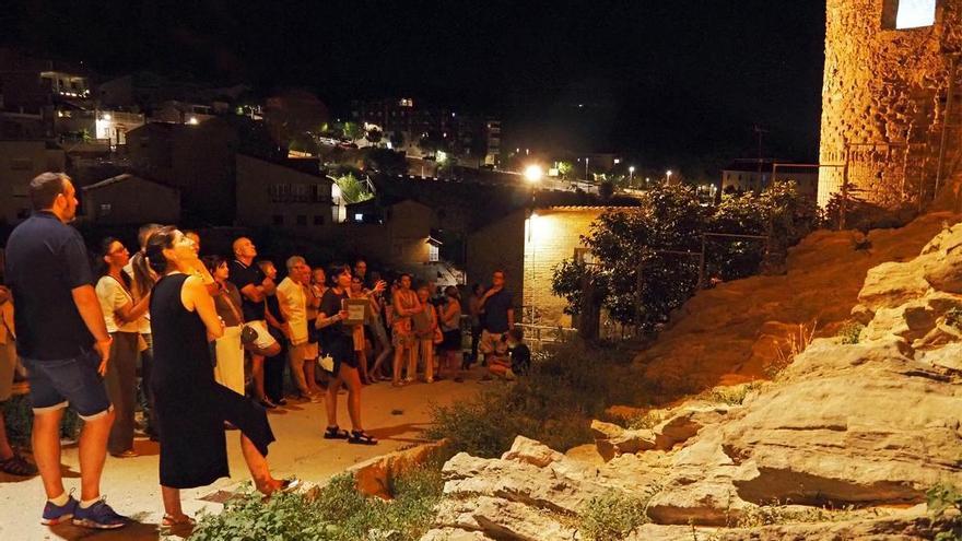 Una visita nocturna mostra els atractius del Poble Vell de Súria amb la participació d'una trentena de persones