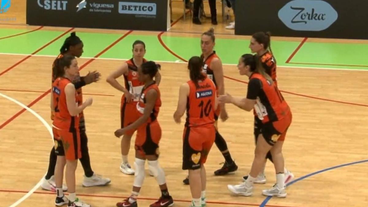 Las jugadoras del Recoletas se animan al finalizar el partido.