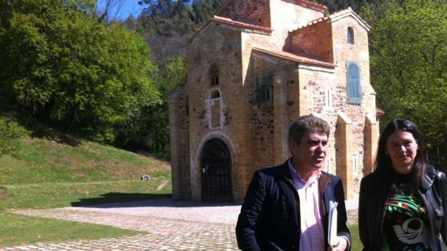 Alfonso Román López y Susana López Ares, ante la iglesia de San Miguel de Lillo.