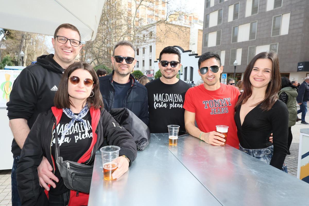 Sara, Carlos, David, Deisson, Andersson y Nell disfrutan de sus cervezas
