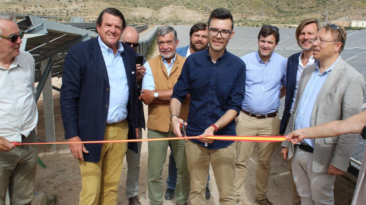 El alcalde Fran Martínez cortando la cinta inaugural de la primera planta solar que entra en funcionamiento en Novelda.