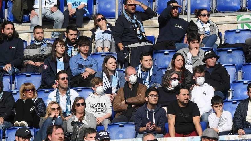 Público con mascarillas durante el partido de ayer entre el Lazio y el Bolonia, en Italia.