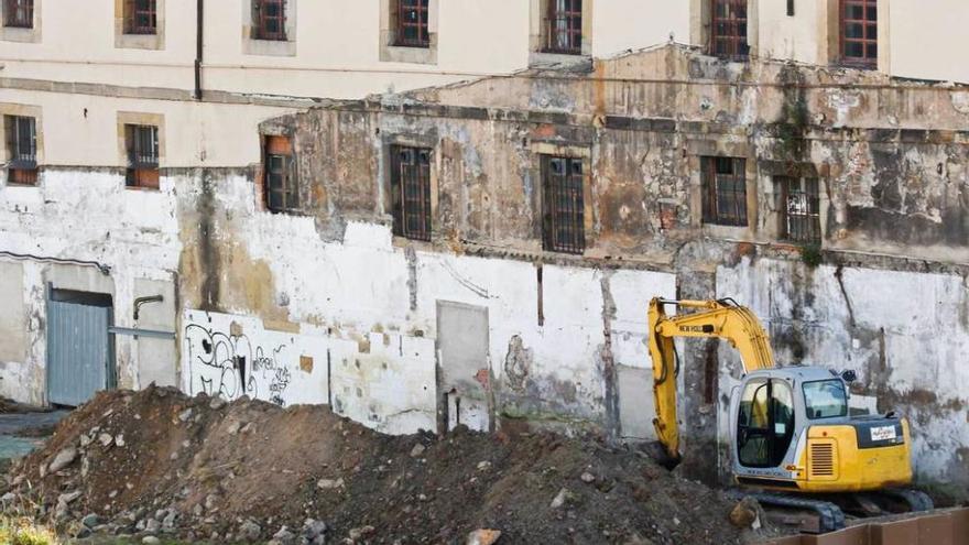 Inicio de las obras, ayer, de la antigua fábrica de tabacos.