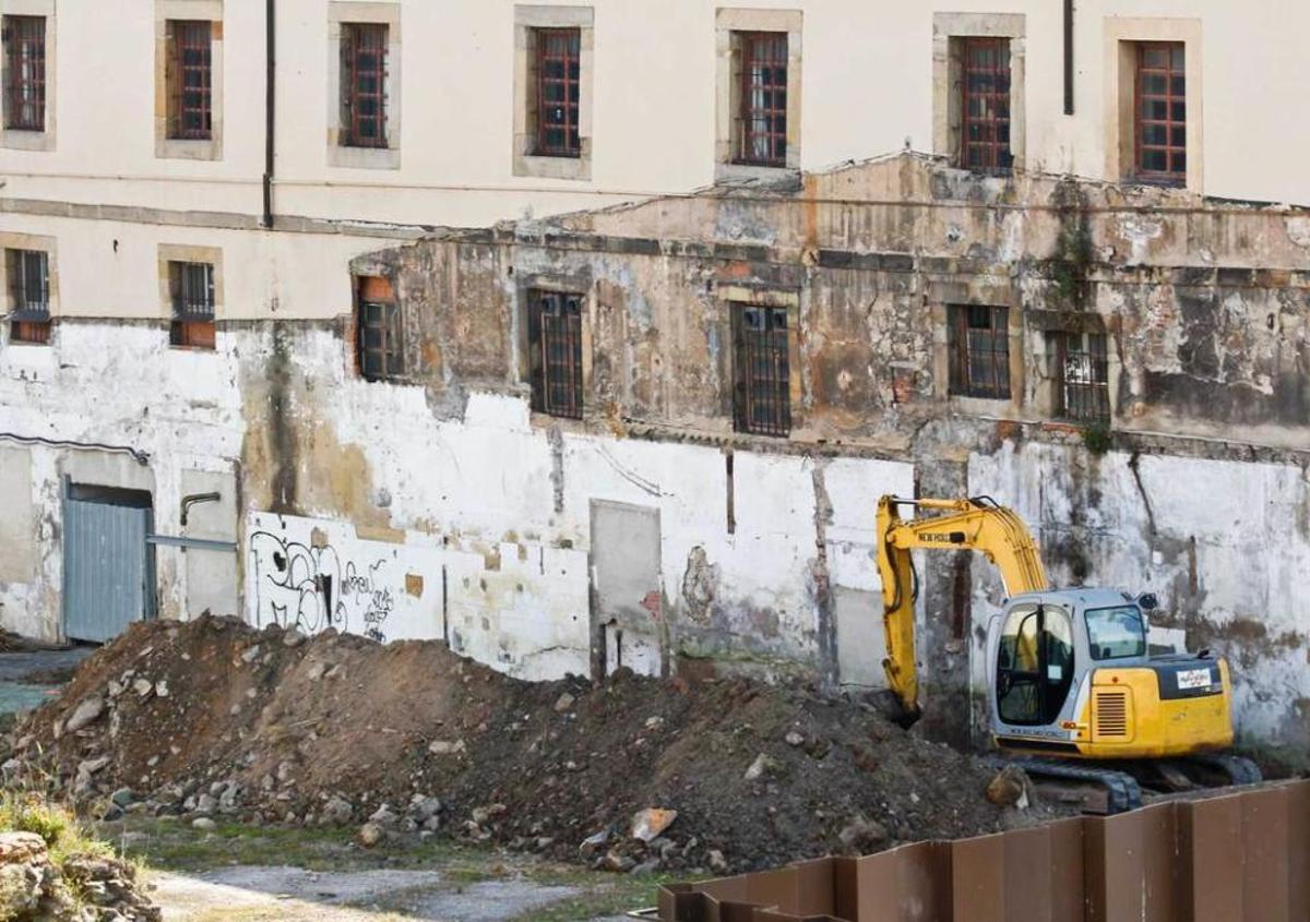 Inicio de las obras, ayer, de la antigua fábrica de tabacos.