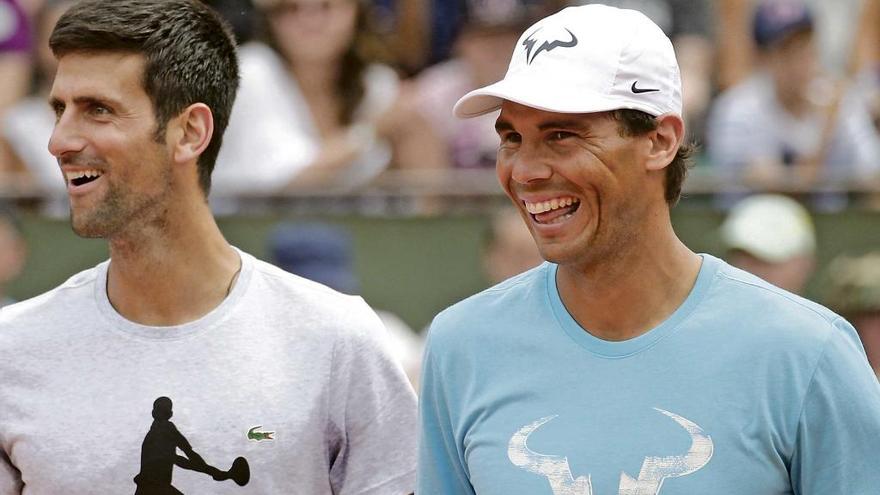 Nadal y Djokovic sonríen en una exhibición, ayer en la central de Roland Garros.