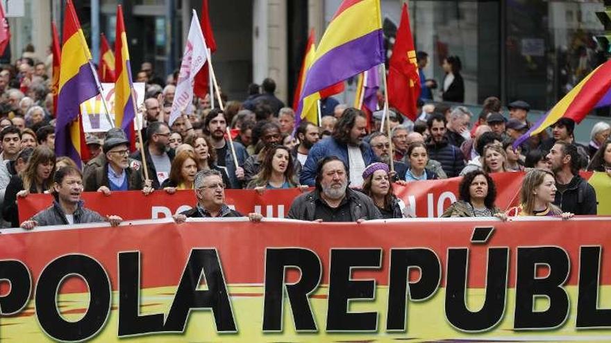 La manifestación a favor de la República recorrió el centro de VIgo. // R. Grobas