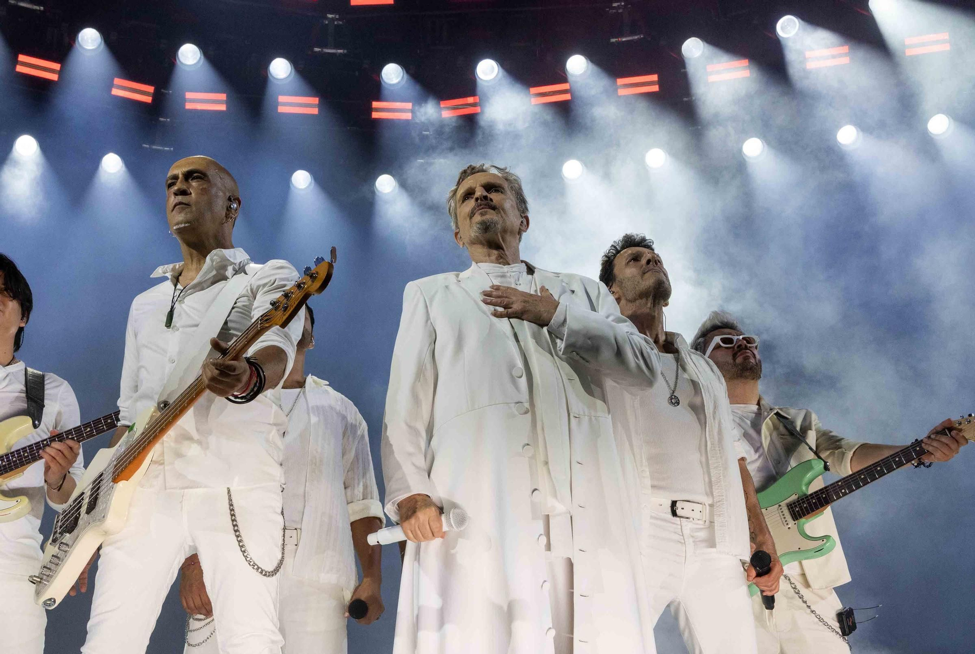 Miguel Bosé enamora al público de Alicante en la Plaza de Toros