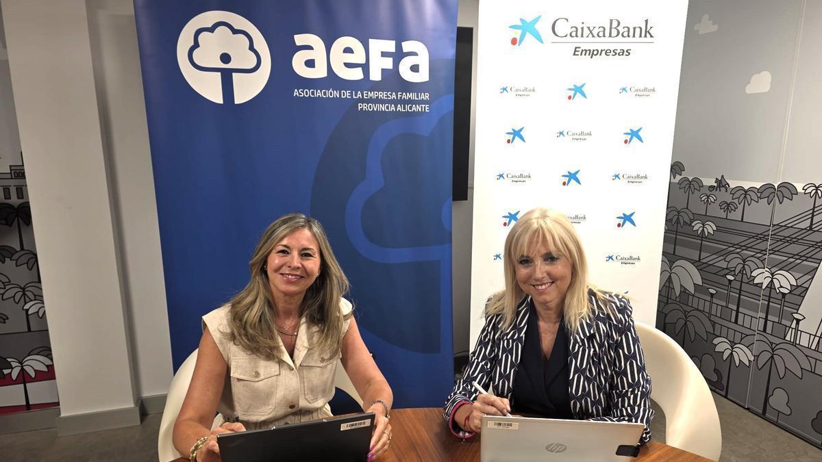 Olga García y Maite Antón, durante la firma del convenio de colaboración.
