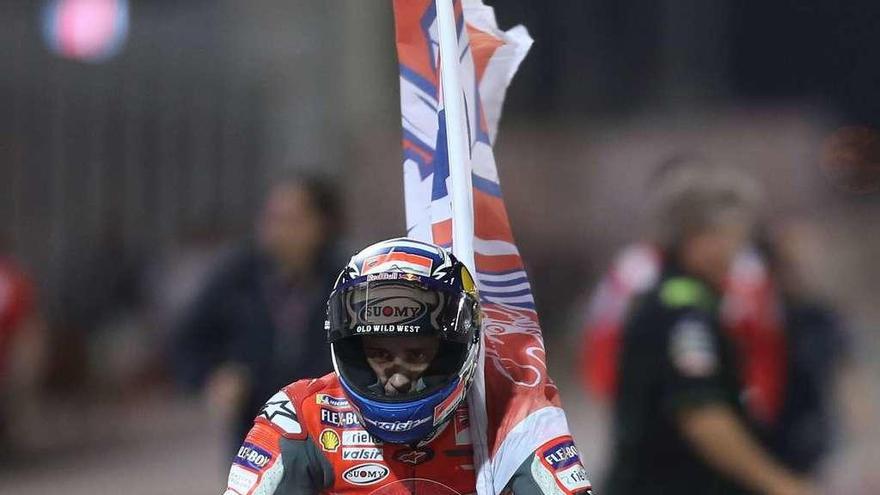 Andrea Dovizioso, en la vuelta de honor tras alcanzar la victoria.