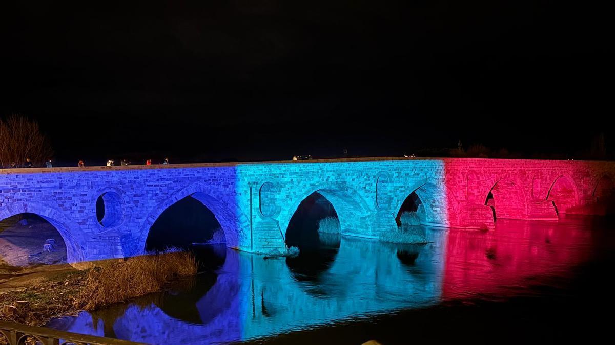 Prueba de iluminación con variedad cromática del Puente de Piedra.