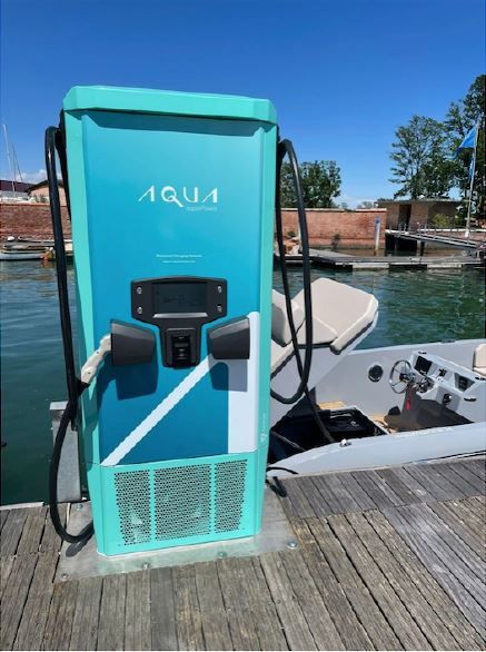 Un barco golondrina eléctrico para navegar por la costa de Mallorca